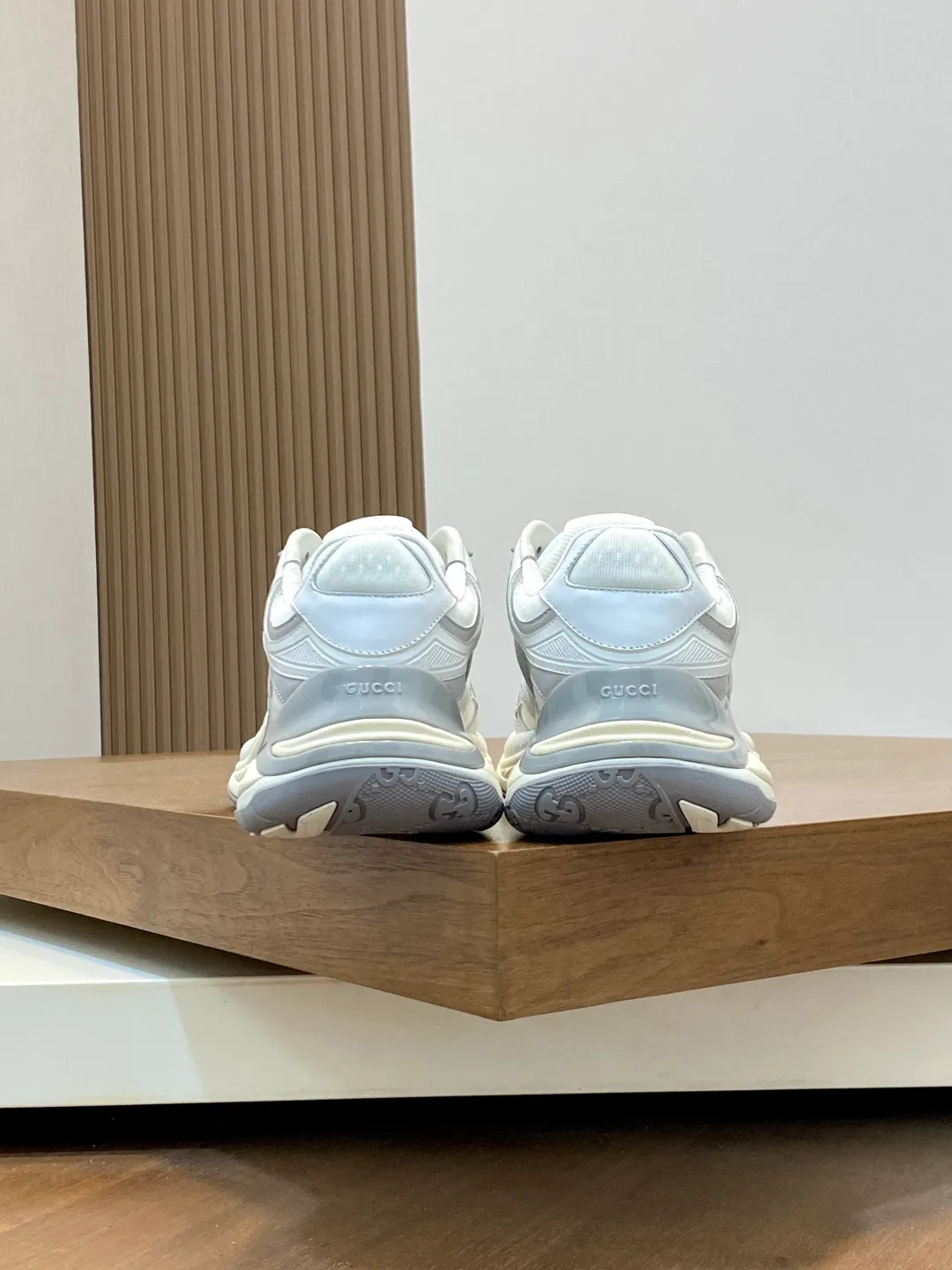 Men's Men's Shoes 💰900 Gucci Gucci 2.0 Sports Shoes Couple's Style Retro Casual Shoes Running Shoes Original Purchase, Development, Production Gucci 2.0 Sports Shoes reinterpret the brand's iconic striped webbing elements. This sneaker reinterprets the iconic details. It uses EVA thick soles and a smart silhouette to bring a stable and comfortable wearing experience. Exquisite packaging at the delivery counter. Fabric: original imported cowhide + technical fabrics. Lining: original imported breathable mesh. Sole: original molded ultra-light foam rubber. Bottom thickness: 4CM. Size: 39-44 (customized for 38, 45, 56)
